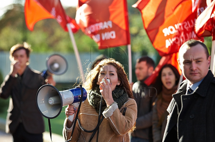 PSRM a făcut front comun cu PCRM şi au protestat la Ministerul Agriculturii. Ioniţă: Circul se află pe altă stradă (FOTO/VIDEO)