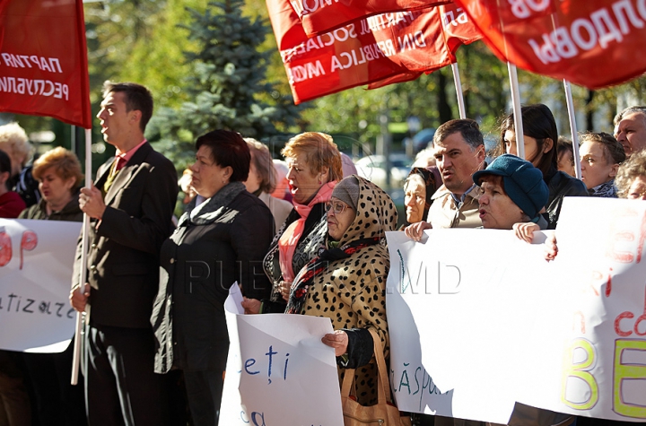PSRM a făcut front comun cu PCRM şi au protestat la Ministerul Agriculturii. Ioniţă: Circul se află pe altă stradă (FOTO/VIDEO)
