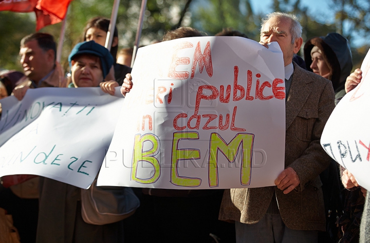 PSRM a făcut front comun cu PCRM şi au protestat la Ministerul Agriculturii. Ioniţă: Circul se află pe altă stradă (FOTO/VIDEO)