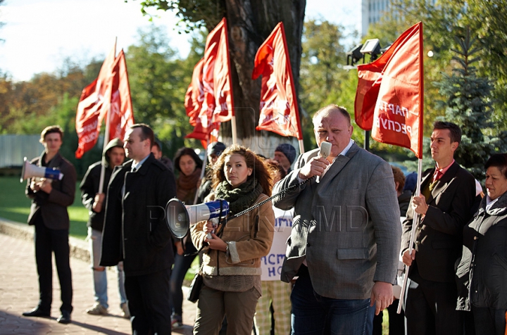 PSRM a făcut front comun cu PCRM şi au protestat la Ministerul Agriculturii. Ioniţă: Circul se află pe altă stradă (FOTO/VIDEO)