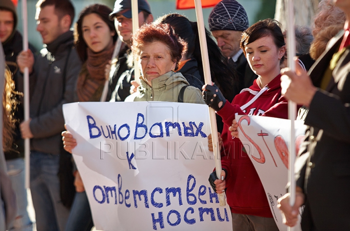 PSRM a făcut front comun cu PCRM şi au protestat la Ministerul Agriculturii. Ioniţă: Circul se află pe altă stradă (FOTO/VIDEO)