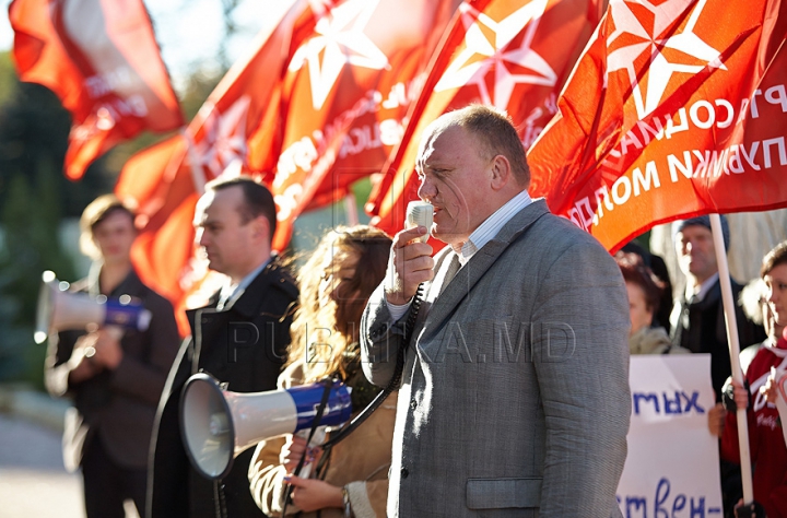 PSRM a făcut front comun cu PCRM şi au protestat la Ministerul Agriculturii. Ioniţă: Circul se află pe altă stradă (FOTO/VIDEO)