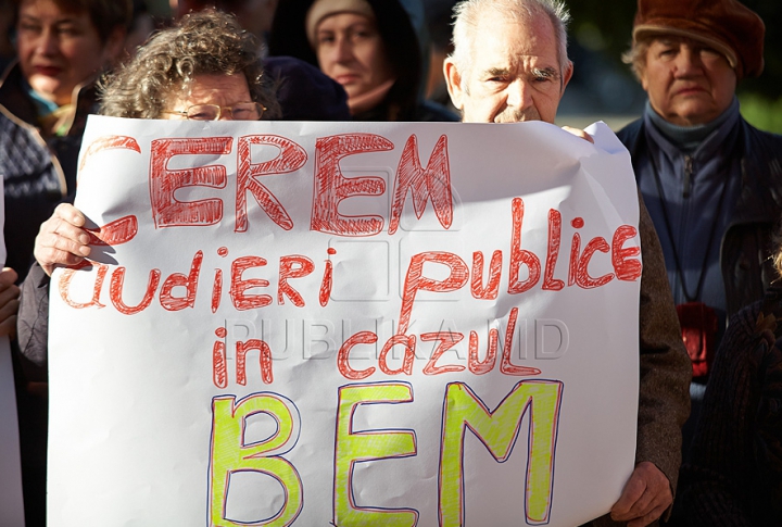 PSRM a făcut front comun cu PCRM şi au protestat la Ministerul Agriculturii. Ioniţă: Circul se află pe altă stradă (FOTO/VIDEO)