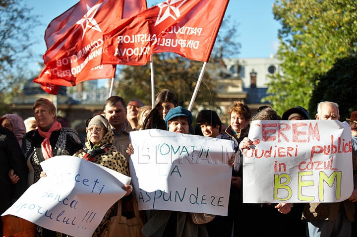 PSRM a făcut front comun cu PCRM şi au protestat la Ministerul Agriculturii. Ioniţă: Circul se află pe altă stradă (FOTO/VIDEO)