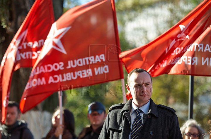 PSRM a făcut front comun cu PCRM şi au protestat la Ministerul Agriculturii. Ioniţă: Circul se află pe altă stradă (FOTO/VIDEO)