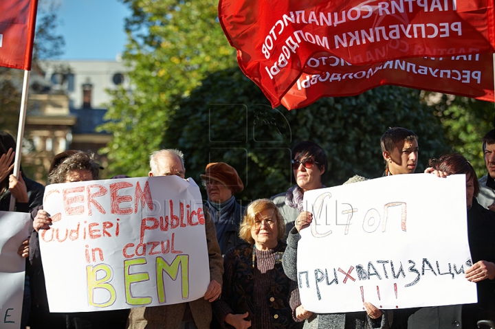 PSRM a făcut front comun cu PCRM şi au protestat la Ministerul Agriculturii. Ioniţă: Circul se află pe altă stradă (FOTO/VIDEO)