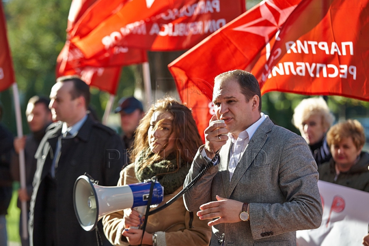 PSRM a făcut front comun cu PCRM şi au protestat la Ministerul Agriculturii. Ioniţă: Circul se află pe altă stradă (FOTO/VIDEO)