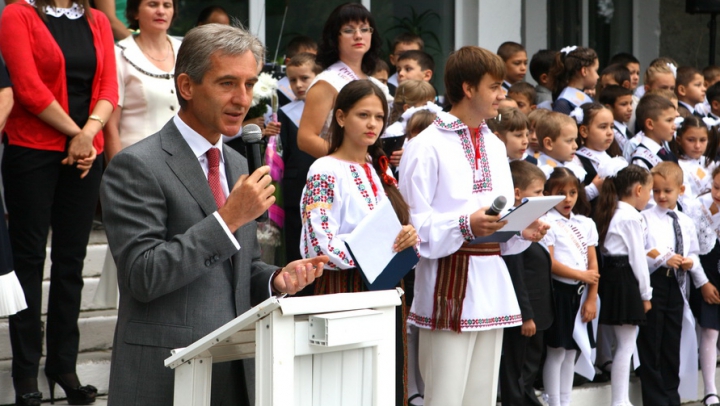 Prim-ministrul Iurie Leancă a împărţit Abecedare şi a îndemnat elevii din Cricova să înveţe limba română