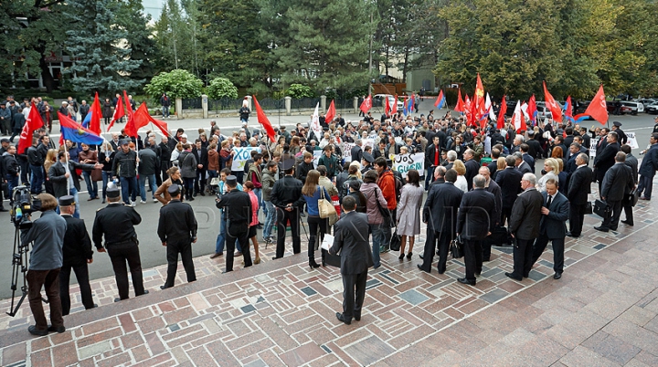 Dublu protest la Parlament: Mai mulţi comunişti şi găgăuzi au manifestat concomitent GALERIE FOTO, VIDEO