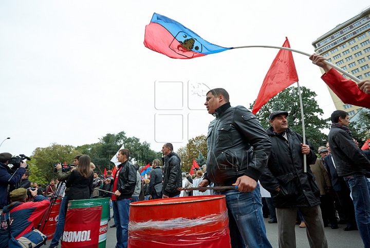 Dublu protest la Parlament: Mai mulţi comunişti şi găgăuzi au manifestat concomitent GALERIE FOTO, VIDEO