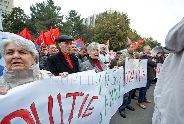 Dublu protest la Parlament: Mai mulţi comunişti şi găgăuzi au manifestat concomitent GALERIE FOTO, VIDEO