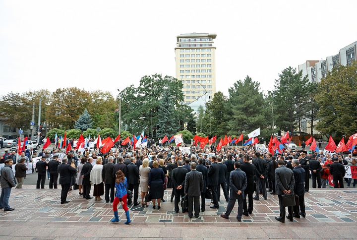 Dublu protest la Parlament: Mai mulţi comunişti şi găgăuzi au manifestat concomitent GALERIE FOTO, VIDEO