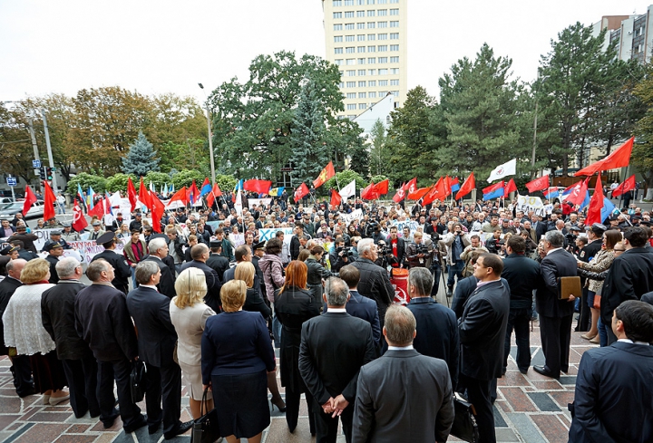 Dublu protest la Parlament: Mai mulţi comunişti şi găgăuzi au manifestat concomitent GALERIE FOTO, VIDEO