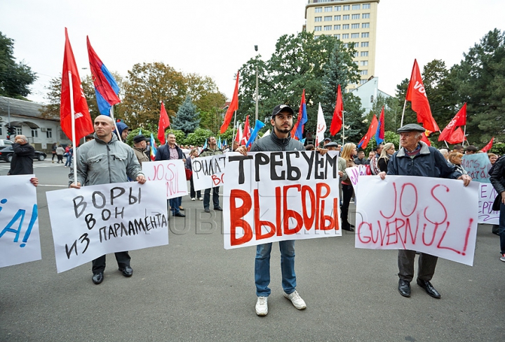 Dublu protest la Parlament: Mai mulţi comunişti şi găgăuzi au manifestat concomitent GALERIE FOTO, VIDEO