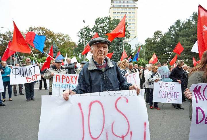 Dublu protest la Parlament: Mai mulţi comunişti şi găgăuzi au manifestat concomitent GALERIE FOTO, VIDEO