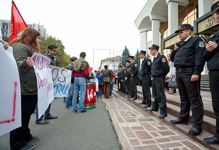 Dublu protest la Parlament: Mai mulţi comunişti şi găgăuzi au manifestat concomitent GALERIE FOTO, VIDEO