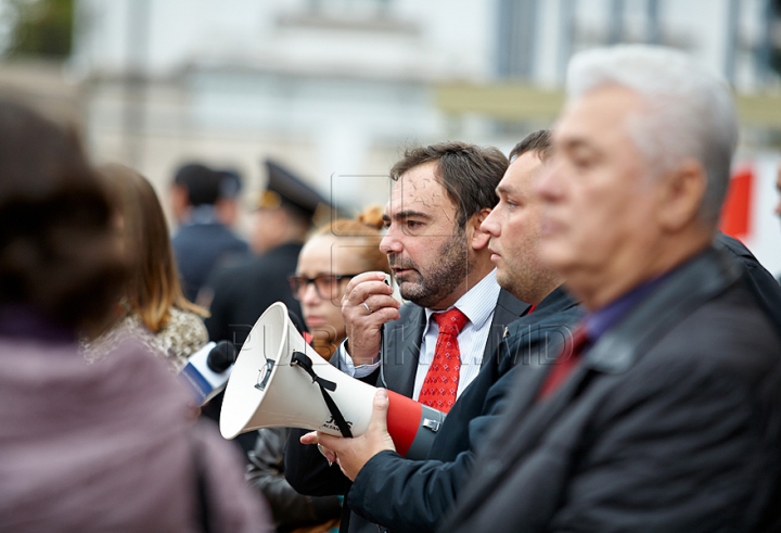 Dublu protest la Parlament: Mai mulţi comunişti şi găgăuzi au manifestat concomitent GALERIE FOTO, VIDEO