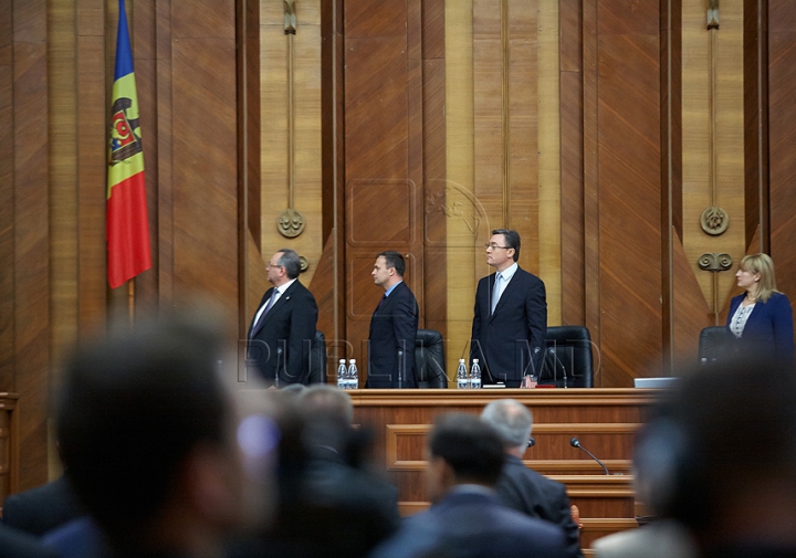 FOTO REPORT: Unii îngânduraţi, alţii cu zâmbetul până la urechi. IATĂ cum a trecut prima şedinţă a deputaţilor