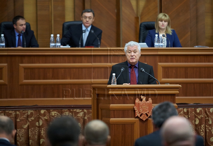 FOTO REPORT: Unii îngânduraţi, alţii cu zâmbetul până la urechi. IATĂ cum a trecut prima şedinţă a deputaţilor