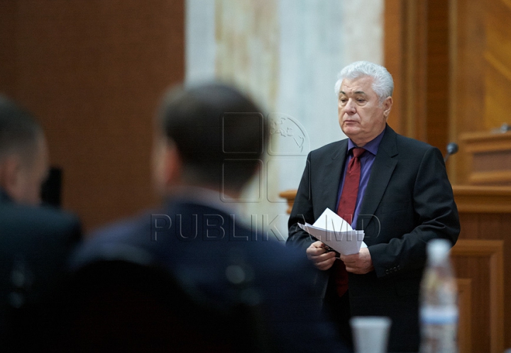 FOTO REPORT: Unii îngânduraţi, alţii cu zâmbetul până la urechi. IATĂ cum a trecut prima şedinţă a deputaţilor