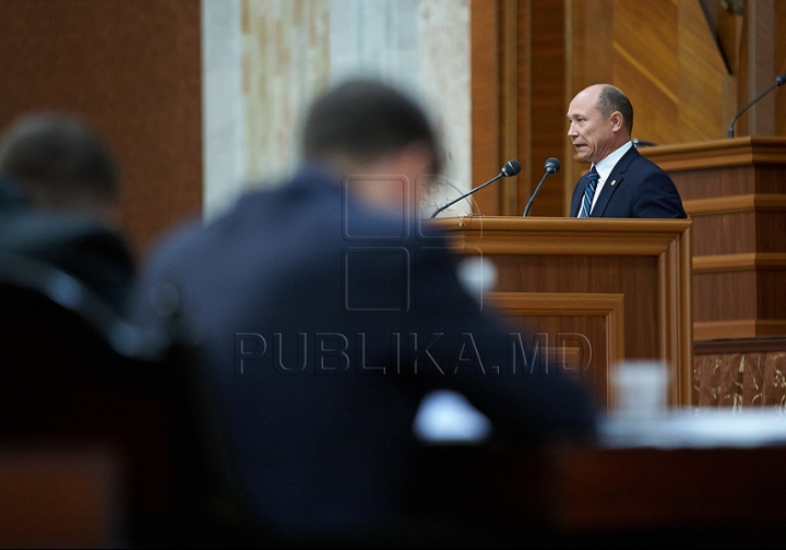 FOTO REPORT: Unii îngânduraţi, alţii cu zâmbetul până la urechi. IATĂ cum a trecut prima şedinţă a deputaţilor