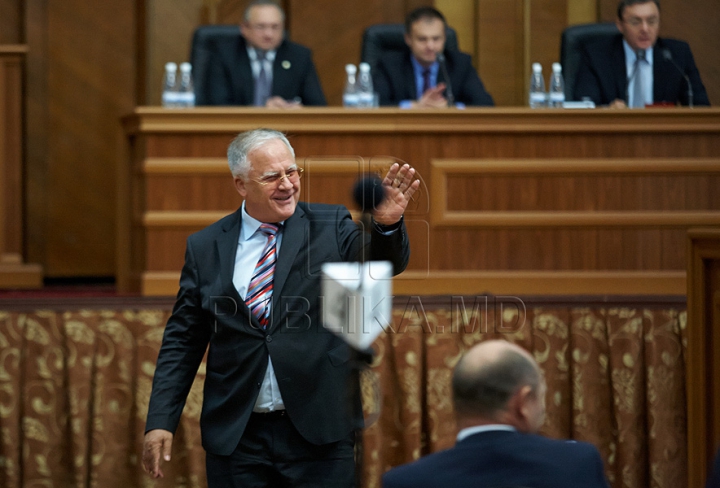 FOTO REPORT: Unii îngânduraţi, alţii cu zâmbetul până la urechi. IATĂ cum a trecut prima şedinţă a deputaţilor