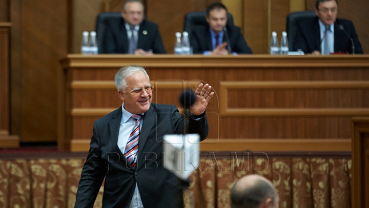 FOTO REPORT: Unii îngânduraţi, alţii cu zâmbetul până la urechi. IATĂ cum a trecut prima şedinţă a deputaţilor