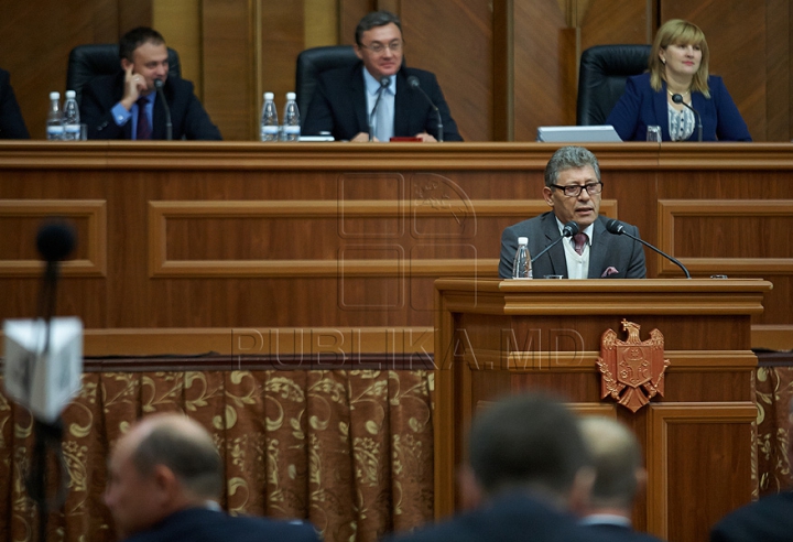 FOTO REPORT: Unii îngânduraţi, alţii cu zâmbetul până la urechi. IATĂ cum a trecut prima şedinţă a deputaţilor