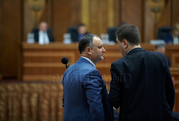 FOTO REPORT: Unii îngânduraţi, alţii cu zâmbetul până la urechi. IATĂ cum a trecut prima şedinţă a deputaţilor