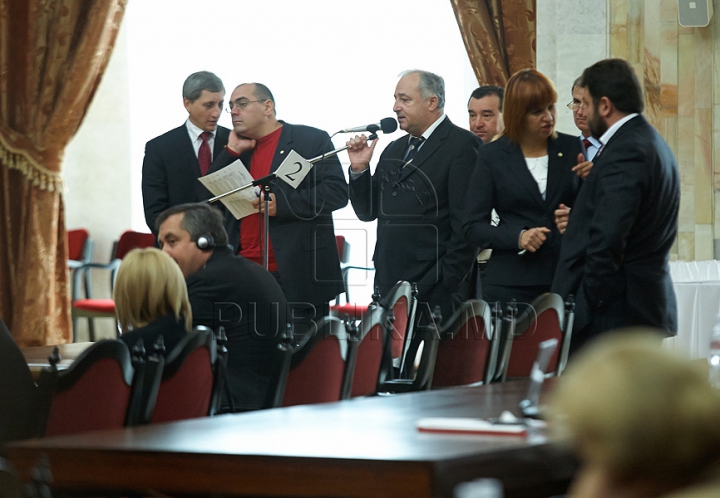 FOTO REPORT: Unii îngânduraţi, alţii cu zâmbetul până la urechi. IATĂ cum a trecut prima şedinţă a deputaţilor