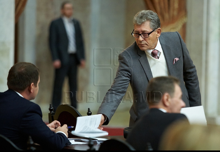 FOTO REPORT: Unii îngânduraţi, alţii cu zâmbetul până la urechi. IATĂ cum a trecut prima şedinţă a deputaţilor