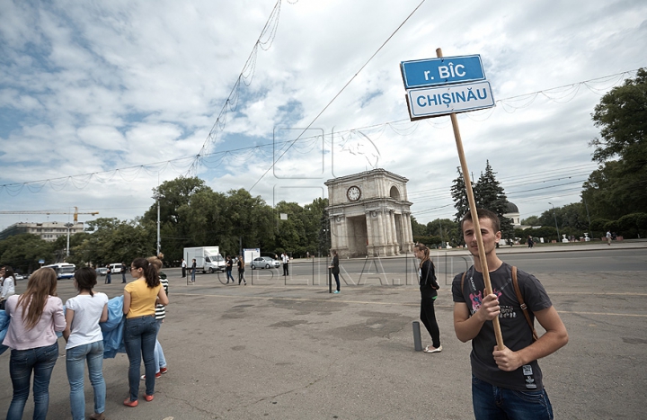 Starea ALARMANTĂ a râului Bâc a scos în stradă mai mulţi tineri (FOTO REPORT)