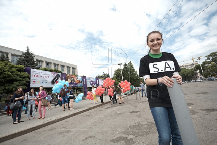 Starea ALARMANTĂ a râului Bâc a scos în stradă mai mulţi tineri (FOTO REPORT)