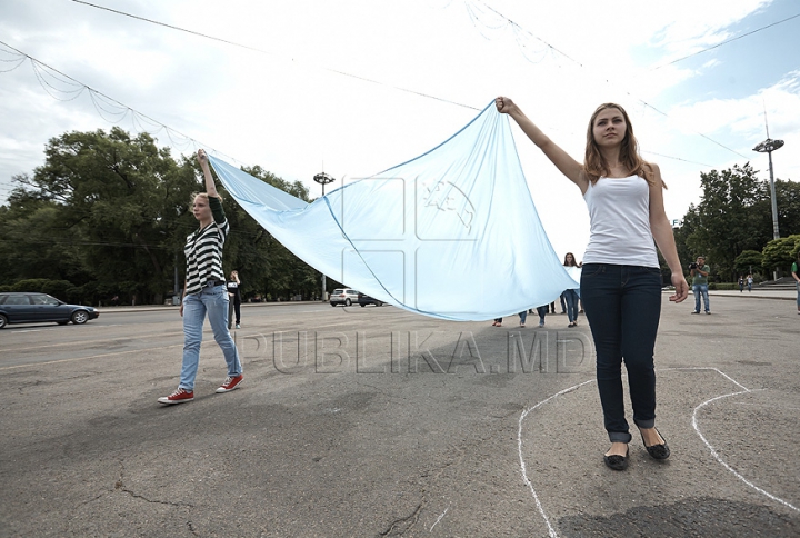 Starea ALARMANTĂ a râului Bâc a scos în stradă mai mulţi tineri (FOTO REPORT)