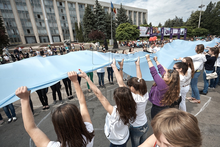 Starea ALARMANTĂ a râului Bâc a scos în stradă mai mulţi tineri (FOTO REPORT)