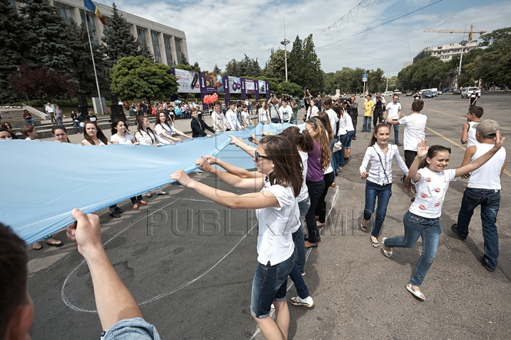 Starea ALARMANTĂ a râului Bâc a scos în stradă mai mulţi tineri (FOTO REPORT)