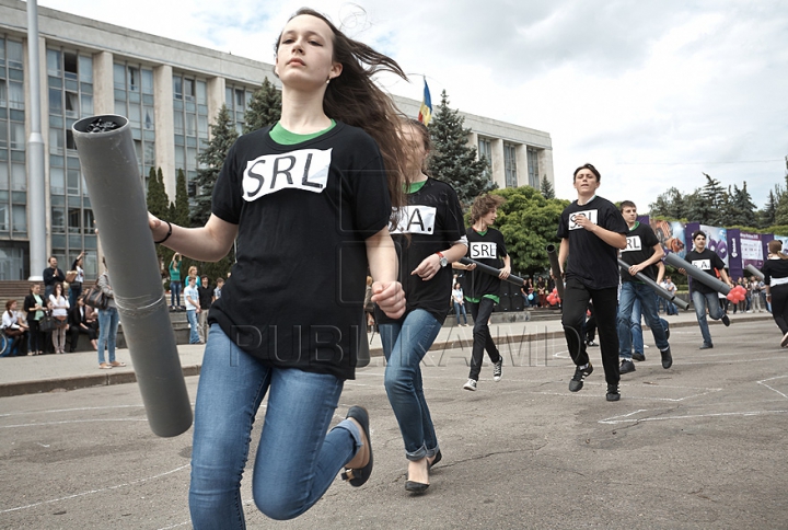 Starea ALARMANTĂ a râului Bâc a scos în stradă mai mulţi tineri (FOTO REPORT)