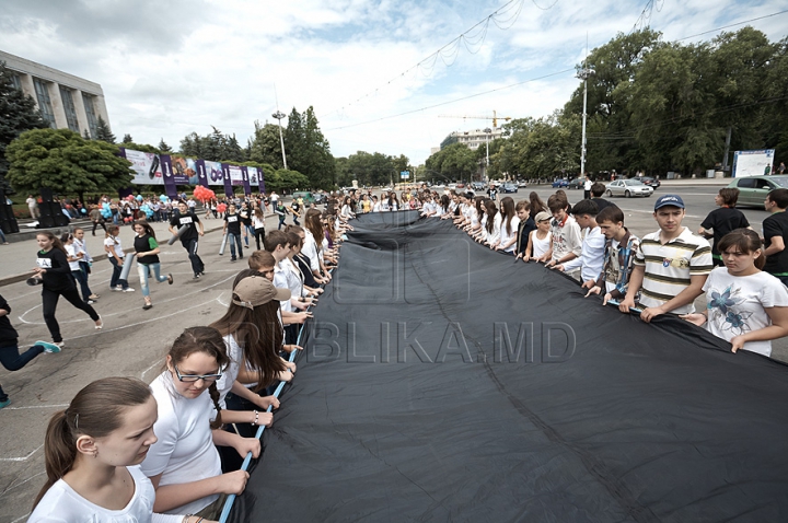 Starea ALARMANTĂ a râului Bâc a scos în stradă mai mulţi tineri (FOTO REPORT)