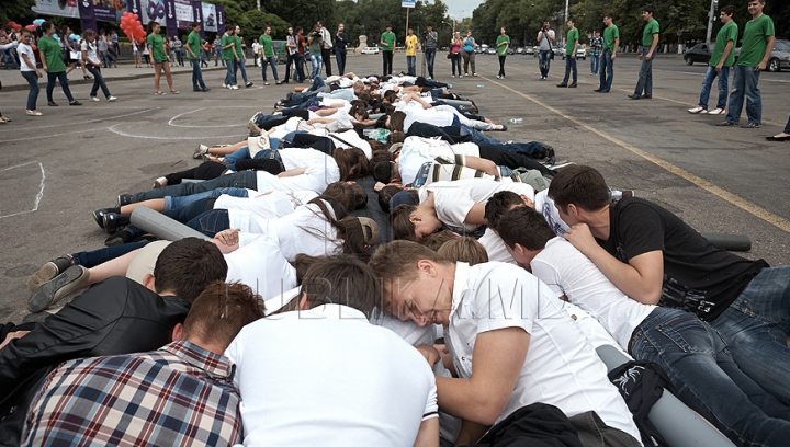 Starea ALARMANTĂ a râului Bâc a scos în stradă mai mulţi tineri (FOTO REPORT)