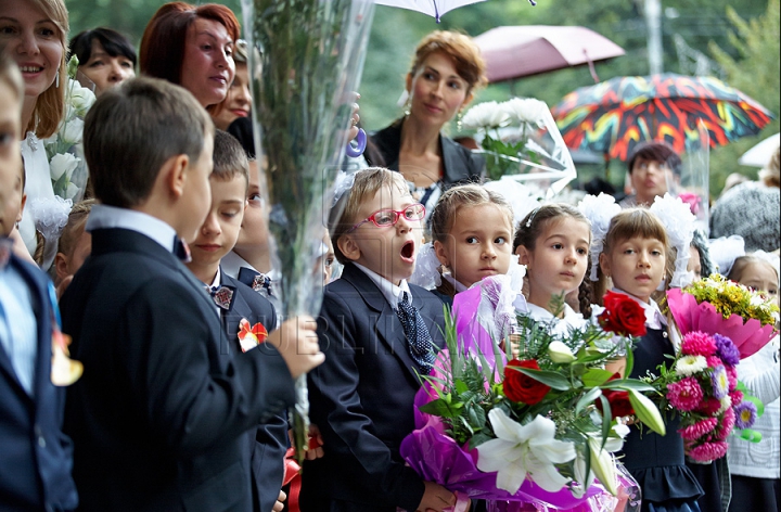 Elevii au revenit astăzi la lecţii. Careul dedicat primului sunet de la liceul "Gheorghe Asachi", în IMAGINI FOTO