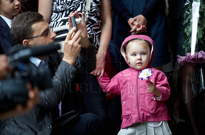 Elevii au revenit astăzi la lecţii. Careul dedicat primului sunet de la liceul "Gheorghe Asachi", în IMAGINI FOTO