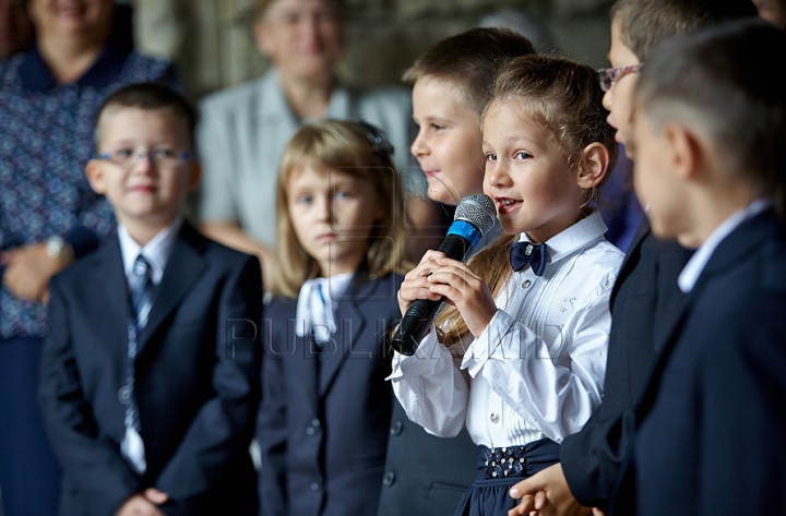 Elevii au revenit astăzi la lecţii. Careul dedicat primului sunet de la liceul "Gheorghe Asachi", în IMAGINI FOTO