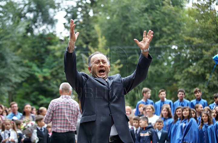 Elevii au revenit astăzi la lecţii. Careul dedicat primului sunet de la liceul "Gheorghe Asachi", în IMAGINI FOTO