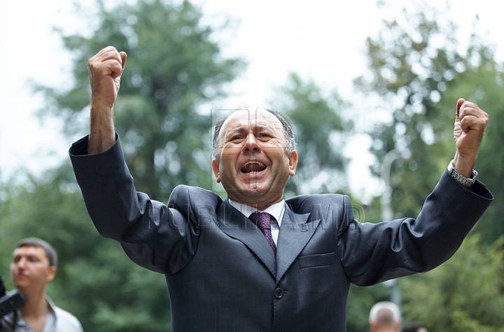 Elevii au revenit astăzi la lecţii. Careul dedicat primului sunet de la liceul "Gheorghe Asachi", în IMAGINI FOTO