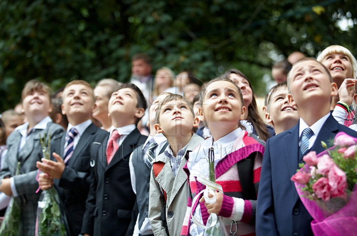 Elevii au revenit astăzi la lecţii. Careul dedicat primului sunet de la liceul "Gheorghe Asachi", în IMAGINI FOTO