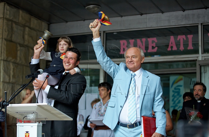 Elevii au revenit astăzi la lecţii. Careul dedicat primului sunet de la liceul "Gheorghe Asachi", în IMAGINI FOTO