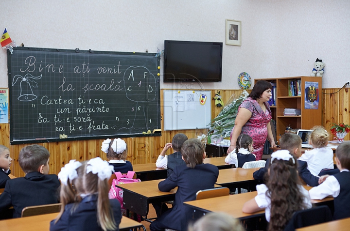 Elevii au revenit astăzi la lecţii. Careul dedicat primului sunet de la liceul "Gheorghe Asachi", în IMAGINI FOTO