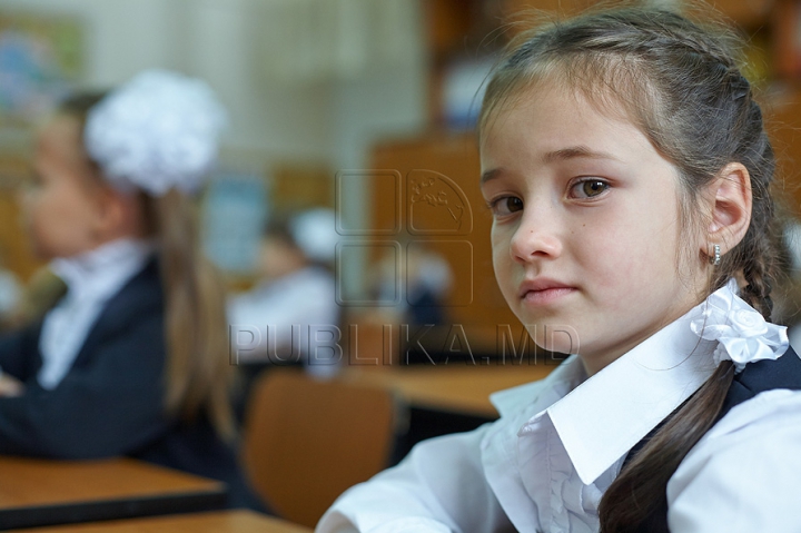 Elevii au revenit astăzi la lecţii. Careul dedicat primului sunet de la liceul "Gheorghe Asachi", în IMAGINI FOTO