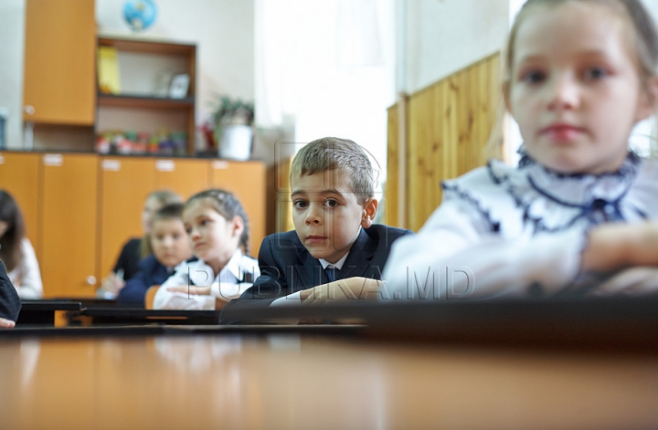 Elevii au revenit astăzi la lecţii. Careul dedicat primului sunet de la liceul "Gheorghe Asachi", în IMAGINI FOTO