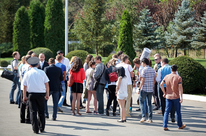 Rogozin, întâmpinat cu o SURPRIZĂ pe aeroportul din Chişinău (FOTO) 